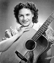 Kitty Wells was an innovator, bringing a female perspective to the male-dominated country music scene. Kitty Wells was an innovator, bringing a female perspective to the male-dominated country music scene.