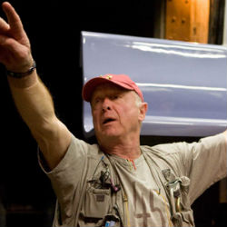 It was on the set of 'Days of Thunder' that director Tony Scott met actress Donna Wilson, whom he married in 1994. They had twin sons. It was on the set of 'Days of Thunder' that director Tony Scott met actress Donna Wilson, whom he married in 1994. They had twin sons.