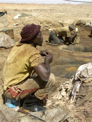 The forty-six migrants, missing since last week are from Niger. The deaths of the 13 found so far have been attributed to hunger and thirst. The forty-six migrants, missing since last week are from Niger. The deaths of the 13 found so far have been attributed to hunger and thirst.