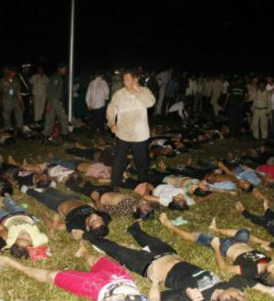 Cambodian Deputy Sokha has blamed the Vietnamese for masterminding a 2010 Water Festival stampede in which more than 350 people died. Cambodian Deputy Sokha has blamed the Vietnamese for masterminding a 2010 Water Festival stampede in which more than 350 people died.