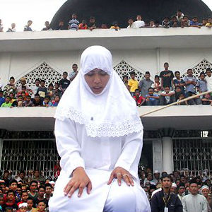 Muslims are required to not eat or drink between sunrise and sunset during Ramadan. Muslims are required to not eat or drink between sunrise and sunset during Ramadan.
