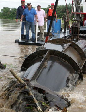 Workers supervise the dredging of the RÃo San Juan in Nicaraugua. Workers supervise the dredging of the RÃo San Juan in Nicaraugua.