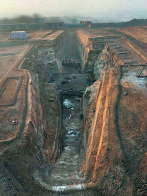 The site contains three tombs as well as pits housing the chariots and weapons, where archeologists found more than 10,000 precious artifacts. The site contains three tombs as well as pits housing the chariots and weapons, where archeologists found more than 10,000 precious artifacts.