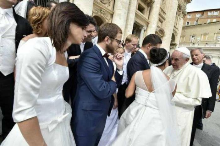 Newly married couples meet Pope Francis in St Peters Square during the general audience on Sept 9 2015.
