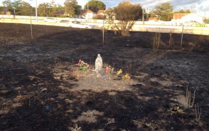 A fire at a military base in Spain, did not dare burn this statue or the space around it. 