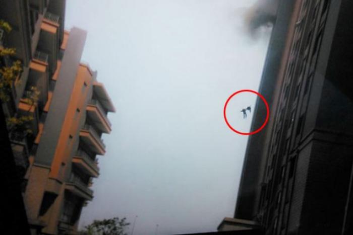 The final moment when two firemen fell to their deaths, bravely, they did not let go of one another, The final moment when two firemen fell to their deaths, bravely, they did not let go of one another,