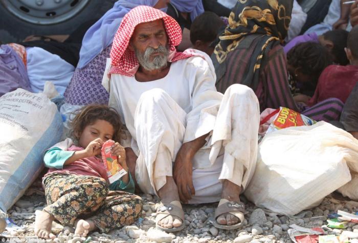 Displaced Yazidis are clawing for food and drink to stay alive in the desert, with children allegedl Displaced Yazidis are clawing for food and drink to stay alive in the desert, with children allegedl