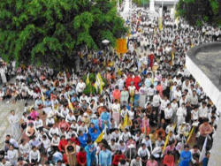 The news of the attacks to the two priests and other faithful of Dong Hoi has sparked a fresh protest. In Ho Chi Minh City, yesterday evening, more than 2 thousand Catholics attended a prayer vigil at the Redemptorist monastery, asking the Vietnamese government to immediately stop the persecution of the Church. Image of The news of the attacks to the two priests and other faithful of Dong Hoi has sparked a fresh protest. In Ho Chi Minh City, yesterday evening, more than 2 thousand Catholics attended a prayer vigil at the Redemptorist monastery, asking the Vietnamese government to immediately stop the persecution of the Church.