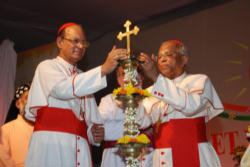 Participants were welcomed in a festive environment by a suggestive show of light and sounds with hundreds of lamps and bhajans, devotional chants typical of India’s Christian tradition. Image of Participants were welcomed in a festive environment by a suggestive show of light and sounds with hundreds of lamps and bhajans, devotional chants typical of India’s Christian tradition.