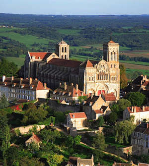 The vast majority of biblical capitals illustrate the Old Testament, with John the Baptist and the story of Lazarus and Dives being the only New Testament themes represented. But the most famous capital at Vezelay combines the two: known as the Mystic Mill, it shows Moses grinding grain, which symbolizes the Old Testament into flour - the New Testament) which Paul solemnly collects in a sack. The vast majority of biblical capitals illustrate the Old Testament, with John the Baptist and the story of Lazarus and Dives being the only New Testament themes represented. But the most famous capital at Vezelay combines the two: known as the Mystic Mill, it shows Moses grinding grain, which symbolizes the Old Testament into flour - the New Testament) which Paul solemnly collects in a sack.