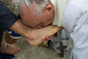 Pope Francis kissing the feet of Jesus, as He reveals Himself in the poor Pope Francis kissing the feet of Jesus, as He reveals Himself in the poor