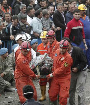 The fire in the mine was triggered by an electrical fault. Rescue teams are at the scene, providing oxygen to the trapped miners. The fire in the mine was triggered by an electrical fault. Rescue teams are at the scene, providing oxygen to the trapped miners.