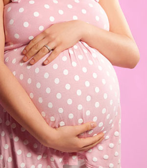 Some women begin experiencing symptoms from the moment the fertilized egg implants in the uterus, whereas others may not notice any changes until well after the first month. Some women begin experiencing symptoms from the moment the fertilized egg implants in the uterus, whereas others may not notice any changes until well after the first month.