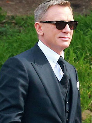 Bond likes them fast: actor Daniel Craig gets to drive amazing Aston ...