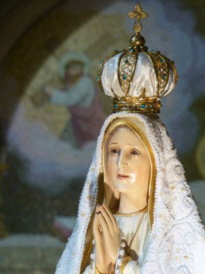 An Our Lady of Fatima statue still be crowned to begin the centenary year (Mary Anne Urlakis). An Our Lady of Fatima statue still be crowned to begin the centenary year (Mary Anne Urlakis).