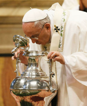 Pope Francis celebrates Chrism Mass in St. Peters Basilica April 13 2017 (Daniel Ibañez/CNA). Pope Francis celebrates Chrism Mass in St. Peters Basilica April 13 2017 (Daniel Ibañez/CNA).