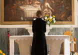 Image of Melania prayed inside the chapel. [Photo by: AFP/Getty Images]