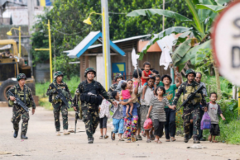 The army has rescued hundreds of people, but 300-600 Christians still remain trapped in the city. The army has rescued hundreds of people, but 300-600 Christians still remain trapped in the city.