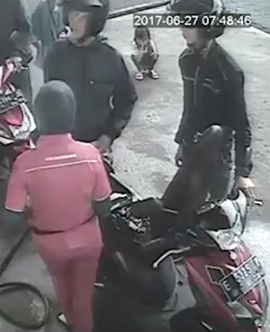 A six-year-old girl was run over by a car at a gas station. A six-year-old girl was run over by a car at a gas station.