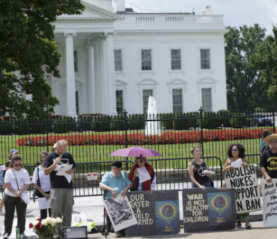 Facing the Pentagon, we held signs calling for an end to all nuclear weapons. Facing the Pentagon, we held signs calling for an end to all nuclear weapons.