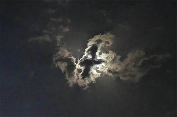 Is this a miraculous sign in the sky above heaven? Is this a miraculous sign in the sky above heaven?