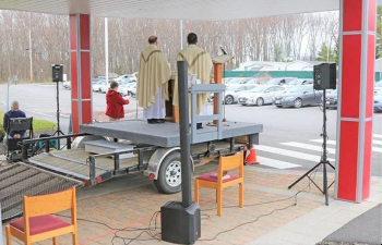 Fr. Daniel Greenleaf celebrates Mass with parishoners in their cars on May 3. (Diocese of Portland) Image of Fr. Daniel Greenleaf celebrates Mass with parishoners in their cars on May 3. (Diocese of Portland)
