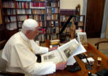 Pope Benedict XVI reading L'Observatoro Romano Image of Pope Benedict XVI reading L'Observatoro Romano