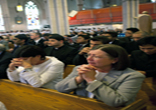 Catholics praying at Mass Image of Catholics praying at Mass