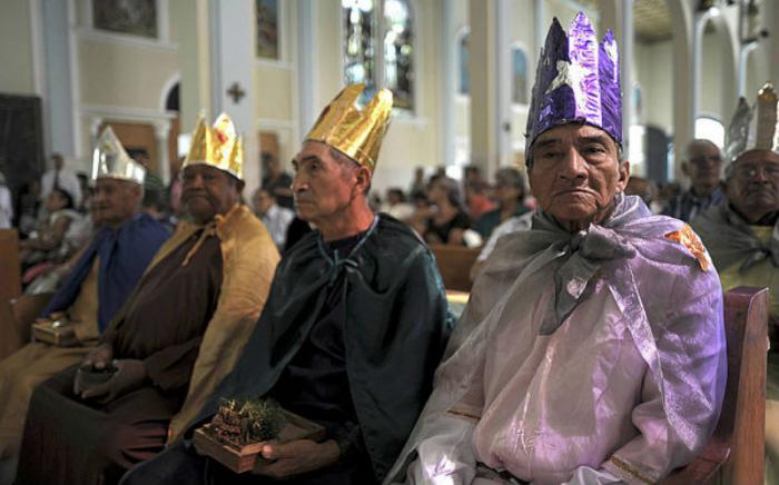 Os homens em San Salvador vestem-se como os Sábios para as celebrações da Epifania.