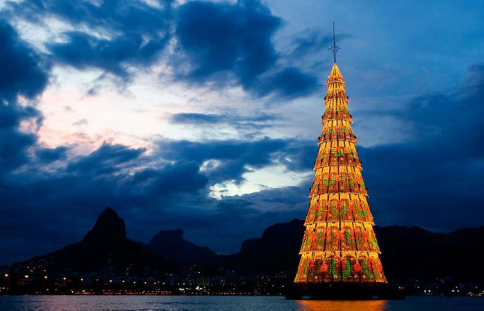 Lagoa Rodrigo de Freitas in Rio de Janeiro is the world's tallest Christmas tree.