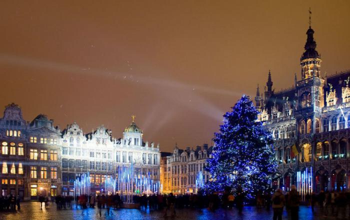The Christmas tree at Grand Place in Brussels stuns. The Christmas tree at Grand Place in Brussels stuns.