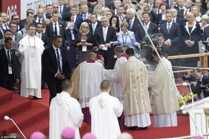 Pope Francis falls down in Poland Pope Francis falls down in Poland