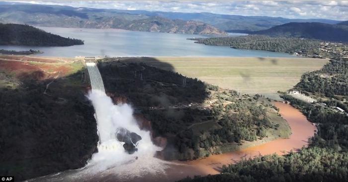 Despite the hole in the spillway, operators were forced to use it anyway or else face a catastrophe as the reservoir threatened to overflow. Despite the hole in the spillway, operators were forced to use it anyway or else face a catastrophe as the reservoir threatened to overflow.