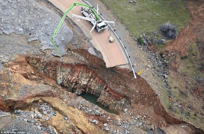 The fracture in the earth reveals the shattered nature of the 'rotten' rock below. This is the source of the problems for the dam, along with the fact water cannot flow smoothly over the emergency spillway to the Feather River below. 