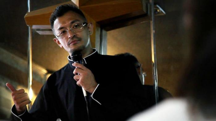 Pastor Shindo is now a man of the cloth who reaches out to ex-gangsters in a prefecture on the outskirts of Tokyo. Pastor Shindo is now a man of the cloth who reaches out to ex-gangsters in a prefecture on the outskirts of Tokyo.