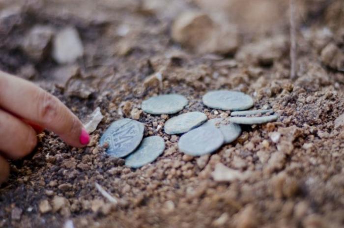 A cache of 1400 year-old coins has been discovered on the highway to Jerusalem.