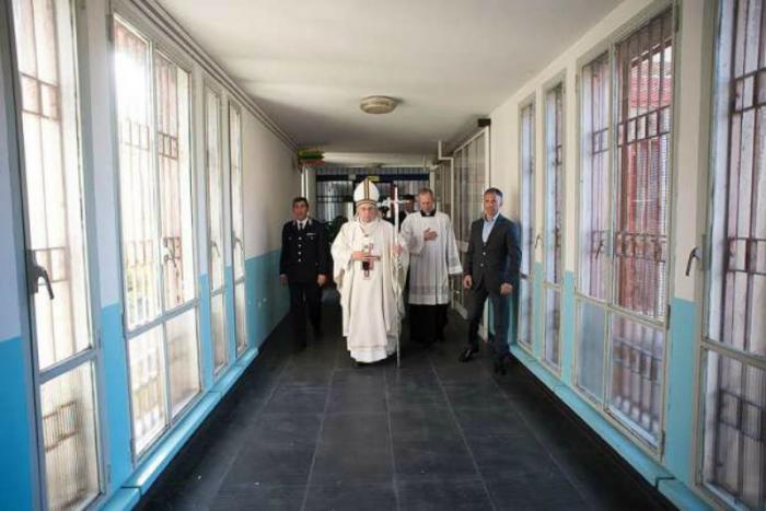 Pope Francis arrives at Rebibbia prison in Rome for the Holy Thursday Mass, April 2, 2015.