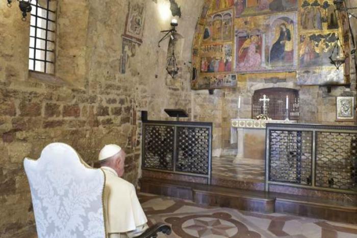 Pope Francis prays in Assisi's Porziuncola. Pope Francis prays in Assisi's Porziuncola.