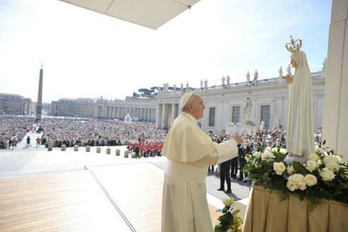 Pope Francis with a statue of Our Lady of Fatima at the Wednesday General Audience in St. Peter's Square, May 13 2015.