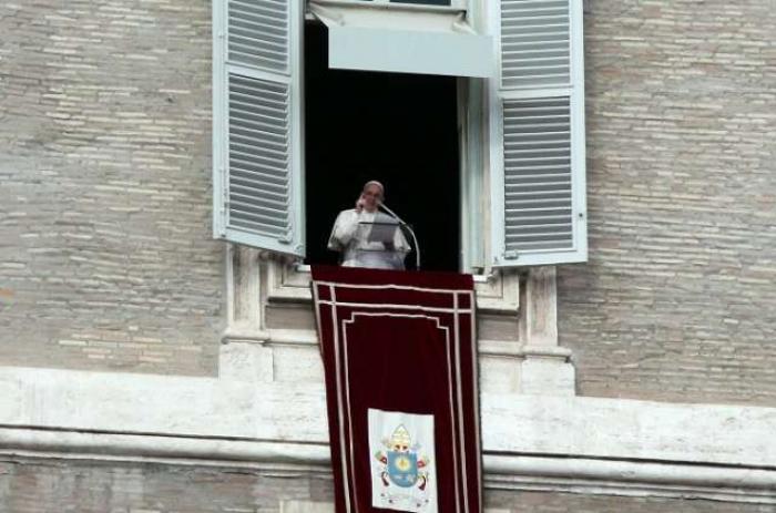 Pope Francis prays the Angelus with pilgrims in St Peter's Square Jan. 10, 2016 Pope Francis prays the Angelus with pilgrims in St Peter's Square Jan. 10, 2016