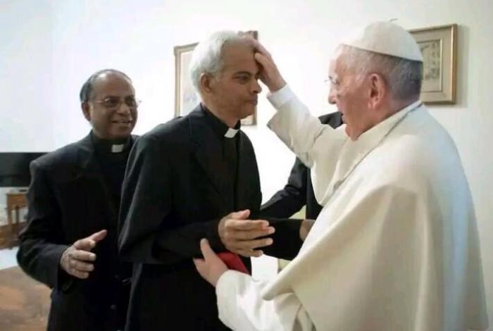 Pope Francis gives Fr. Tom a blessing. 