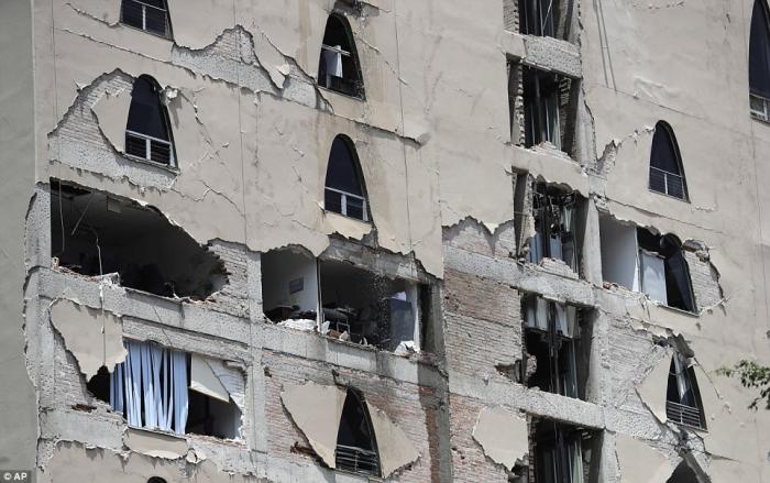 Shaking caused the facades of several buildings to fall away, exposing their interiors to the outside. Shaking caused the facades of several buildings to fall away, exposing their interiors to the outside.