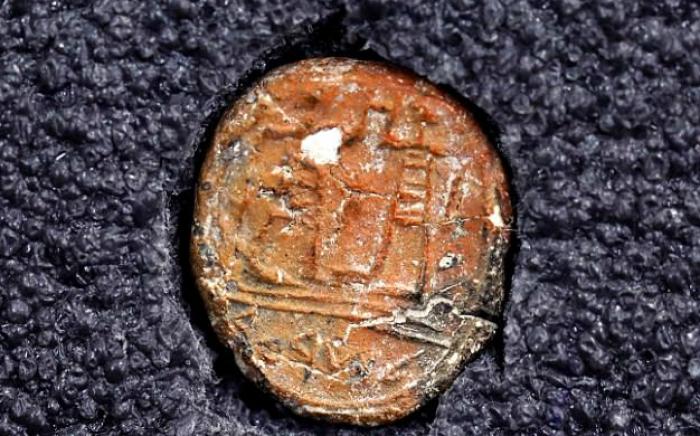 The seal dates back 2,700 years to a time when Jerusalem was overseen by a governor as mentioned in the Bible. The seal dates back 2,700 years to a time when Jerusalem was overseen by a governor as mentioned in the Bible.