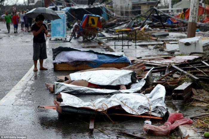 Philippines: way more than 10,000 dead - bodies piled in 