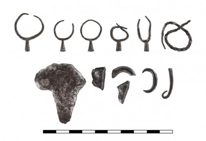 The earrings and other silver pieces were cleaned by Mimi Lavi, conservationist in the Institute of The earrings and other silver pieces were cleaned by Mimi Lavi, conservationist in the Institute of