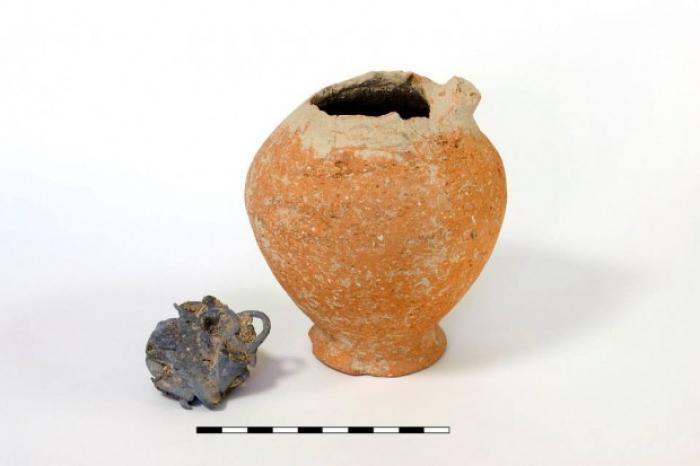 The mass of silver that was found is on the left. On the right, the jug from which it was removed. The mass of silver that was found is on the left. On the right, the jug from which it was removed.