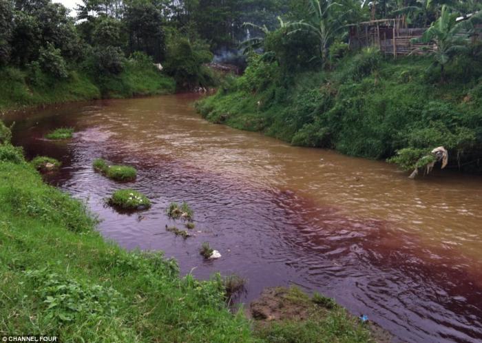 At times, the water turns red, green, yellow and black because of the high concentration of dyes. It At times, the water turns red, green, yellow and black because of the high concentration of dyes. It