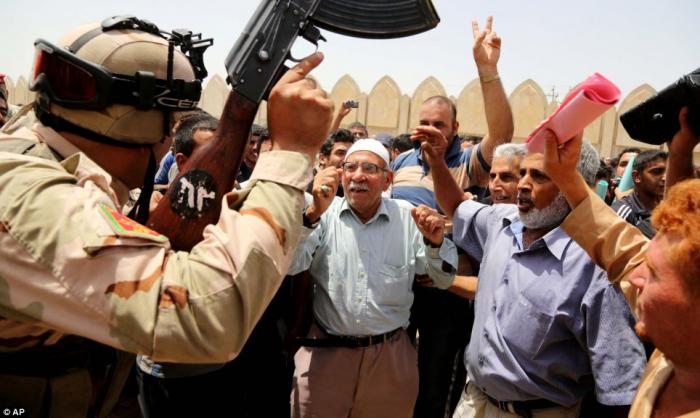 Thousands of Iraqis have volunteered to fight the insurgents that threaten the stability of their co Thousands of Iraqis have volunteered to fight the insurgents that threaten the stability of their co