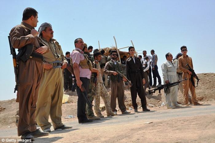 Kurdish peshmergas guard the border to prevent the attacks of armed groups led by Isis. Kurdish peshmergas guard the border to prevent the attacks of armed groups led by Isis.