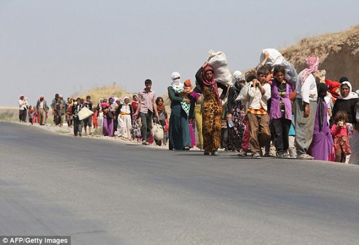 Displaced Iraqi families from the Yazidi community in Sanjir cross the Iraqi-Syrian border at Fishkh Displaced Iraqi families from the Yazidi community in Sanjir cross the Iraqi-Syrian border at Fishkh